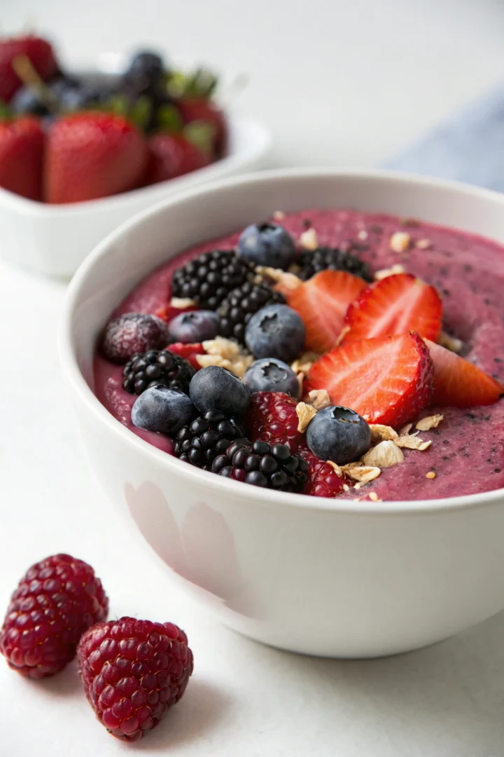 smoothie bowl healthy, baies, petit-déjeuner, meal planning créatif façon brunch